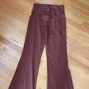 ATHLETA SALUTATION STASH FLARE LEGGING - M - LIKE NEW